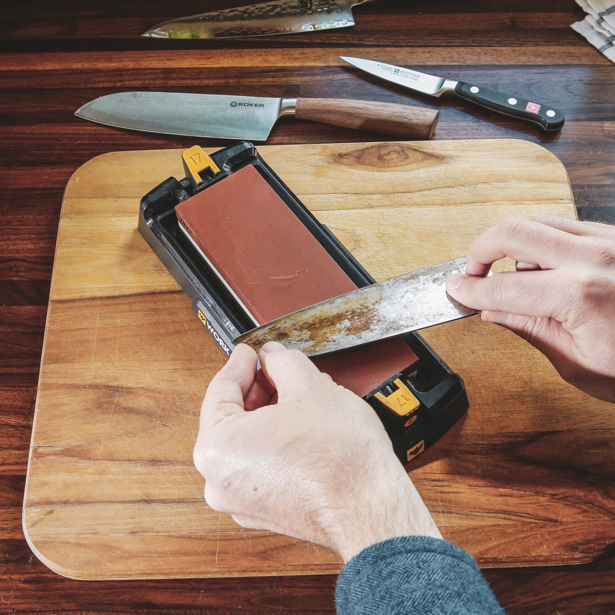 Easy to use whetstone sharpener with angle guides. Beginner friendly whetstone sharpener, the perfect gift